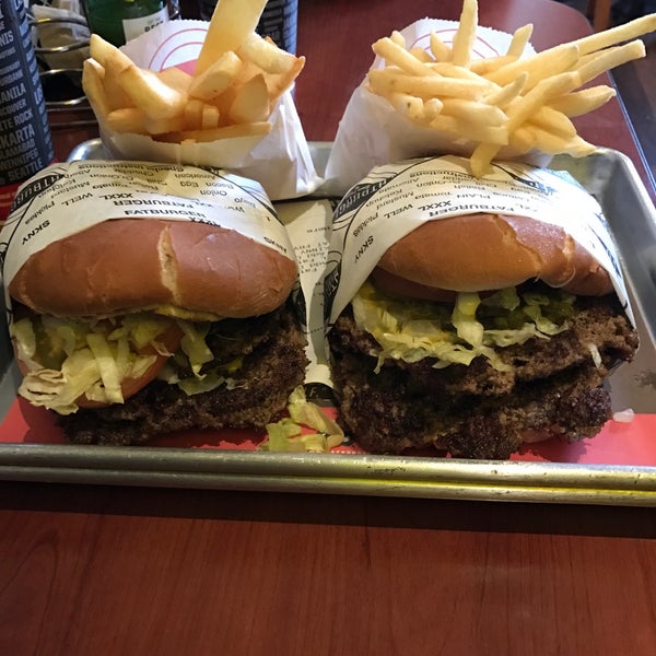 Photo taken at Fatburger by Jose Alfonso M. on 1/21/2017