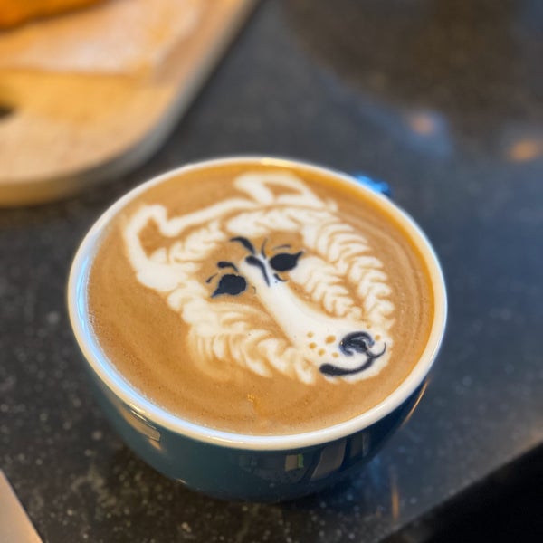 Foto tomada en Waterline Coffee &amp; Cocktails  por Evgeny B. el 11/16/2019