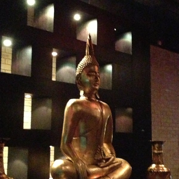 รูปภาพถ่ายที่ The Royal Budha โดย Chawarot C. เมื่อ 5/9/2013