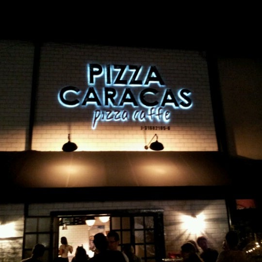 Photo taken at Pizza Caracas. Pizza-Caffe by Dafne O. on 12/21/2012