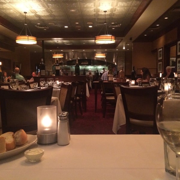 Photo taken at Sullivan&#39;s Steakhouse by Elsie T. on 8/31/2014