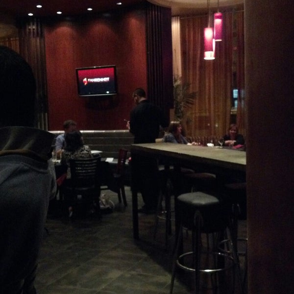 Foto diambil di Fahrenheit Restaurant &amp; Lounge oleh Cat H. pada 2/17/2013