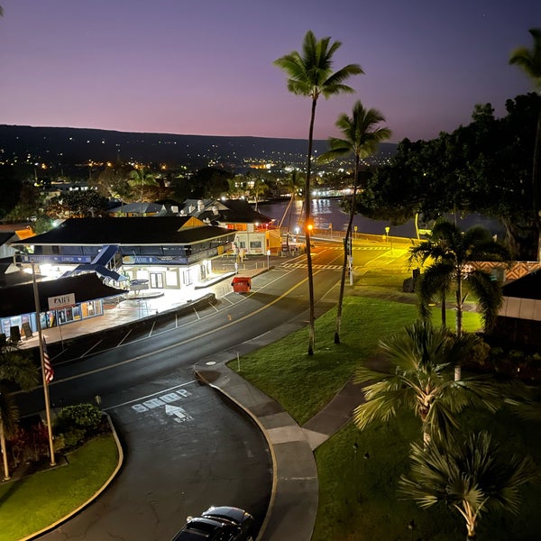 Снимок сделан в Courtyard by Marriott King Kamehameha&#39;s Kona Beach Hotel пользователем Norton R. 9/15/2022