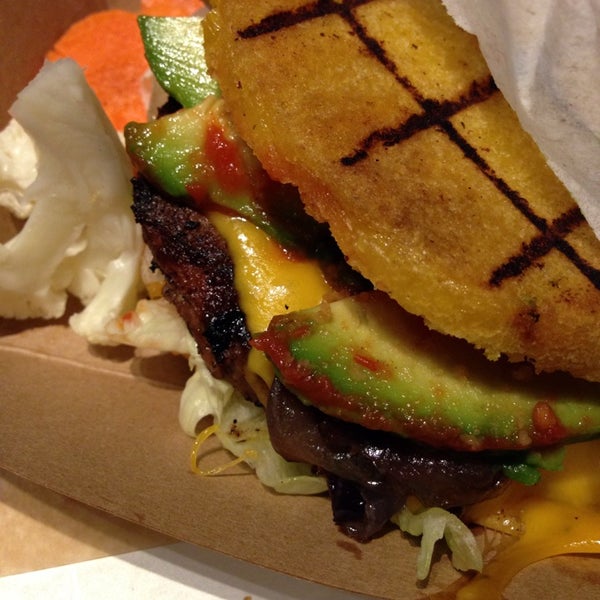 รูปภาพถ่ายที่ Victory Burger โดย Omar Y. เมื่อ 2/28/2014