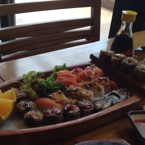 Photo taken at Itoshii sushi by Débora F. on 1/18/2015