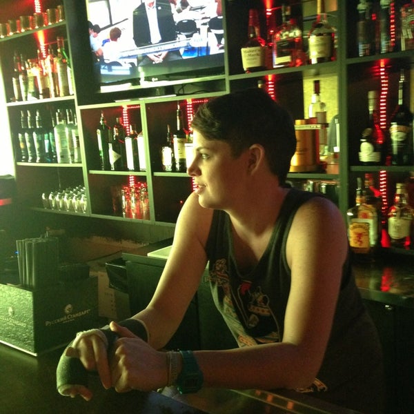 Foto tomada en Nevermind Awesome Bar &amp; Eatery  por David M. el 6/1/2013