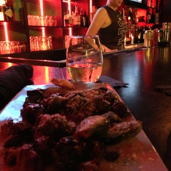 Foto tomada en Nevermind Awesome Bar &amp; Eatery  por David M. el 4/13/2013