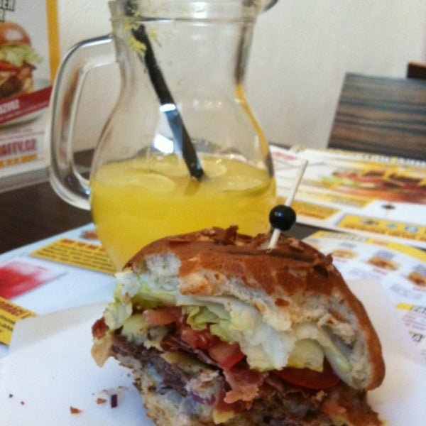 7/13/2013 tarihinde Michal V.ziyaretçi tarafından Giraffy Burger Bar'de çekilen fotoğraf