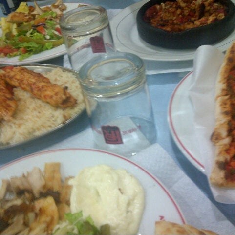 Foto tomada en Al Fairouz Restaurant  por Salah el 1/7/2013