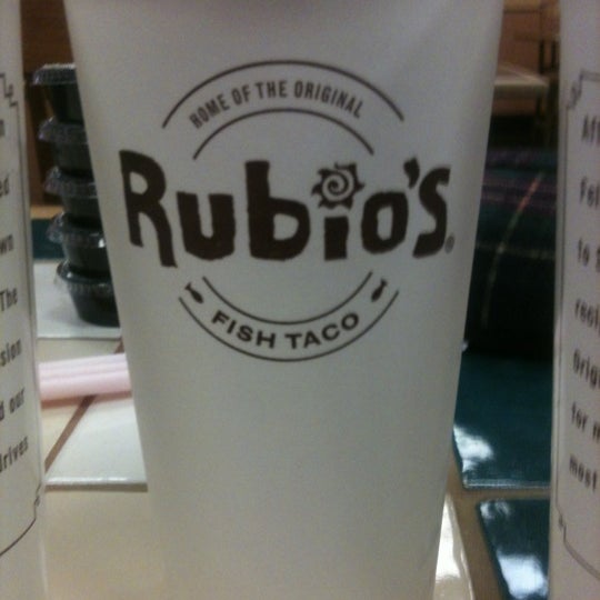 รูปภาพถ่ายที่ Rubio&#39;s โดย Jessica T. เมื่อ 12/28/2012
