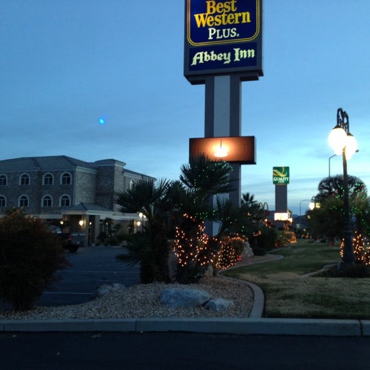 รูปภาพถ่ายที่ Best Western Plus Abbey Inn โดย hiro a. เมื่อ 12/26/2012
