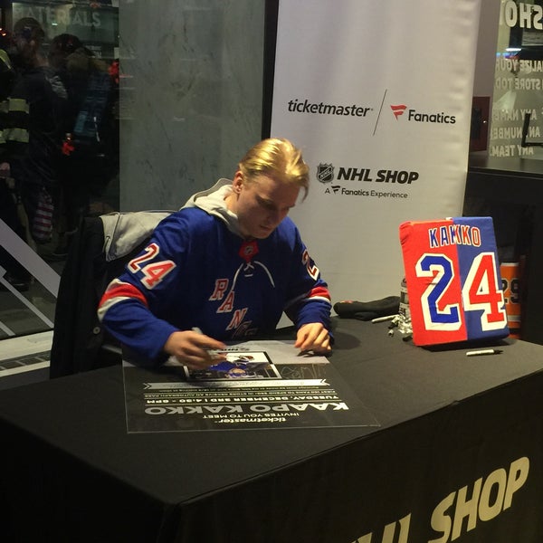 Снимок сделан в NHL Store NYC пользователем Anne L. 12/3/2019