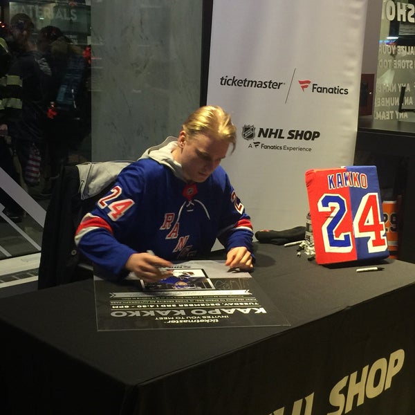 Some shots from my visit to the new NHL Store in NYC, stop in if