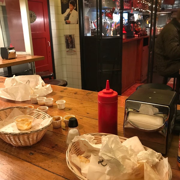 12/2/2018 tarihinde HERMETIC C.ziyaretçi tarafından Tommi&#39;s Burger Joint'de çekilen fotoğraf