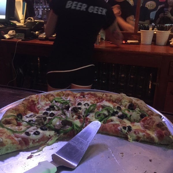 Снимок сделан в Caliente Pizza &amp; Drafthouse пользователем Laila A. 7/2/2017