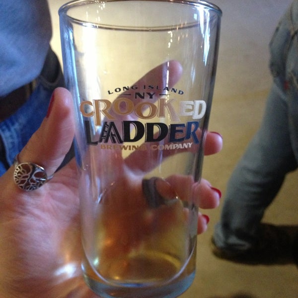 รูปภาพถ่ายที่ Crooked Ladder Brewing Company โดย M. F. เมื่อ 9/21/2013