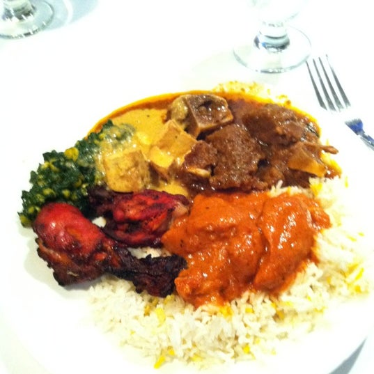 12/13/2012 tarihinde Anthony V.ziyaretçi tarafından Darbar Fine Indian Cuisine'de çekilen fotoğraf
