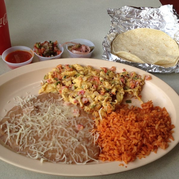 รูปภาพถ่ายที่ Julia&#39;s Mezquite Mexican Grill-- โดย Greg E. เมื่อ 12/10/2013
