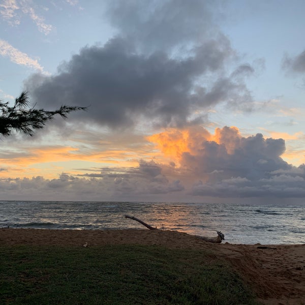 รูปภาพถ่ายที่ Sheraton Kauai Coconut Beach Resort โดย AJ D. เมื่อ 11/22/2019