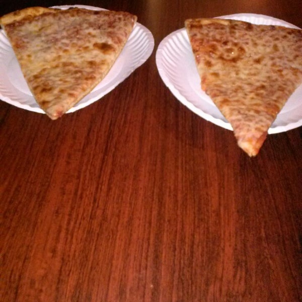 Снимок сделан в Uncle Joe&#39;s Pizza пользователем Daev D. 3/8/2013