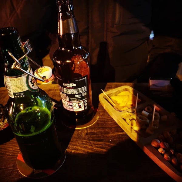 Karşıyaka daki en iyi pub burası Bayraklı da ise Sifon. ikramlarla mutlu olup rahat samimi bir ortamda bira içiyorsunuz. Karşıyaka iskelesine gelipte uğramamak olmaz günah. Fiyatı uygun taze çerez 👍