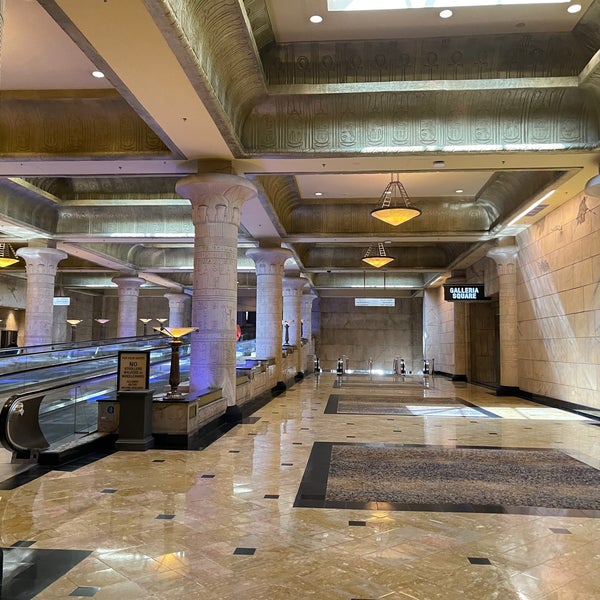 Снимок сделан в Luxor Hotel &amp; Casino пользователем Chadd T. 3/4/2024