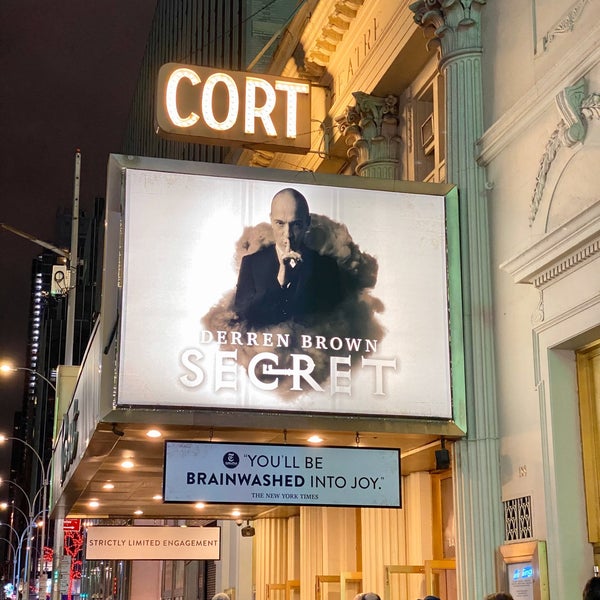 รูปภาพถ่ายที่ James Earl Jones Theatre โดย Chris D. เมื่อ 12/15/2019