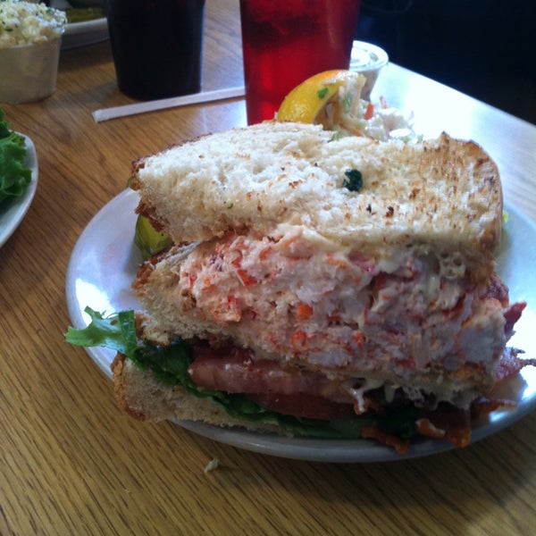 The famous lobster club is immense and perfectly fresh! A half is enough.