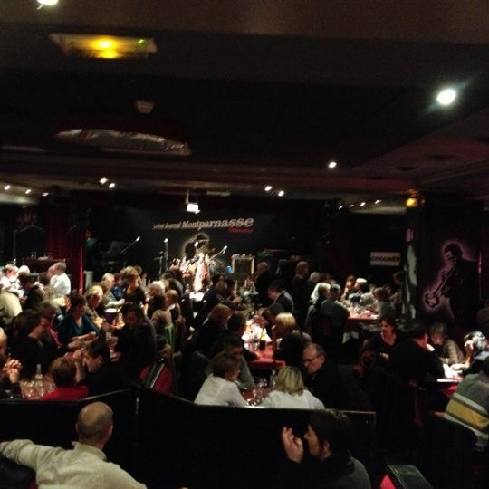 Photo prise au Le Petit Journal Montparnasse par Allison P. le11/30/2012