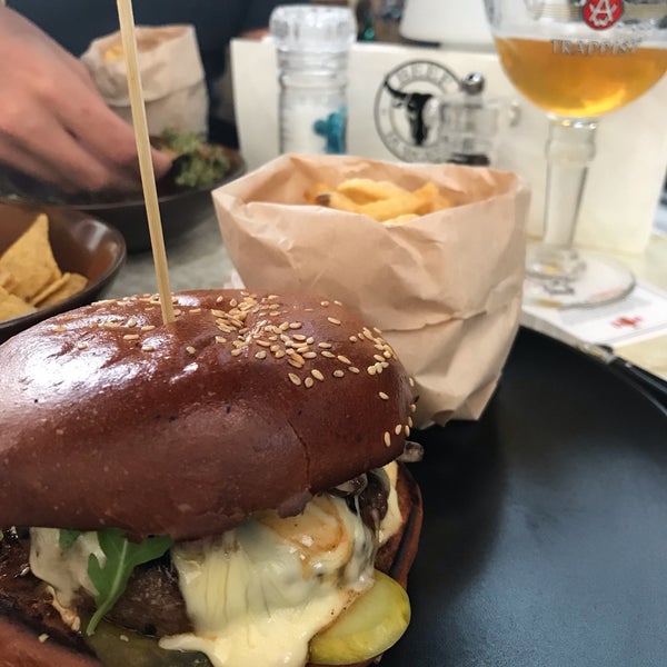 Photo prise au &#39;t Koningshuis Beef &amp; Burgers par Zach S. le8/28/2019