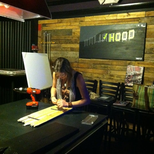 Foto diambil di Hood Bar &amp; Pizza oleh Brando C. pada 12/9/2012