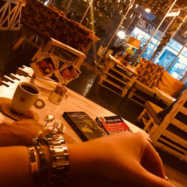 Foto diambil di Caffe Della Via oleh мυraт pada 12/30/2019