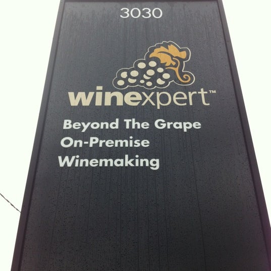 Foto tomada en Beyond the Grape On-Premise Winemaking &amp; Home Brewing Supplies  por Audrey V. el 11/18/2012