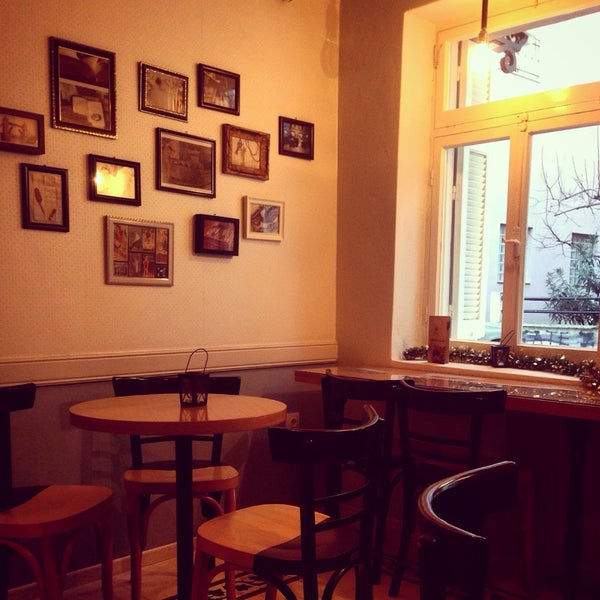 Foto scattata a Varosi Art Cafe da leneta 🍭 il 11/20/2014