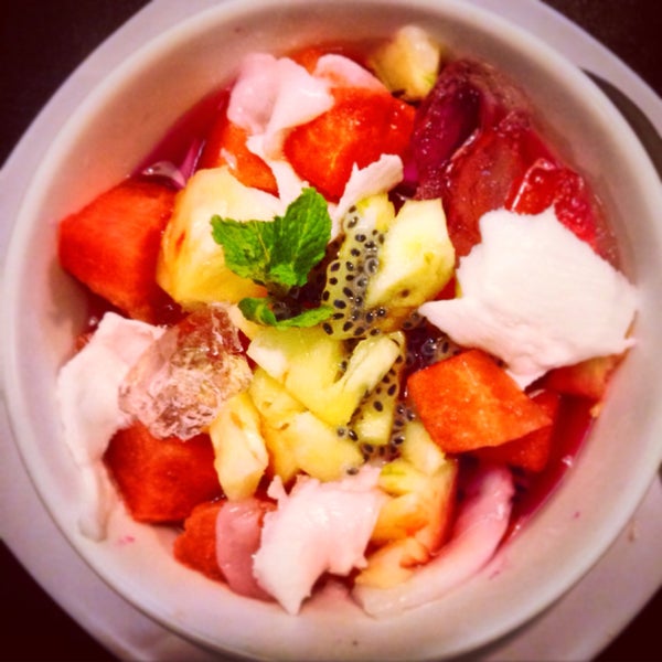 Iced fruit mix with sweet dressing. 15000rp