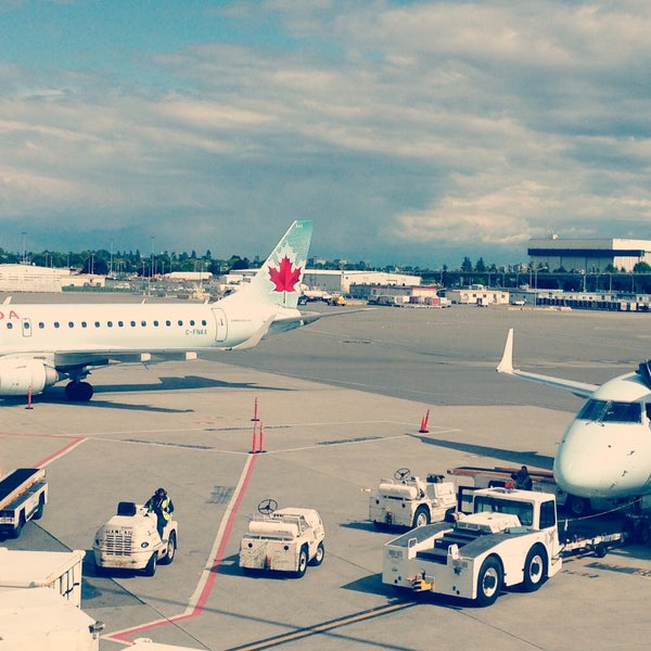 Foto tirada no(a) Aeroporto Internacional de Vancouver (YVR) por Kholoud A. em 5/23/2013
