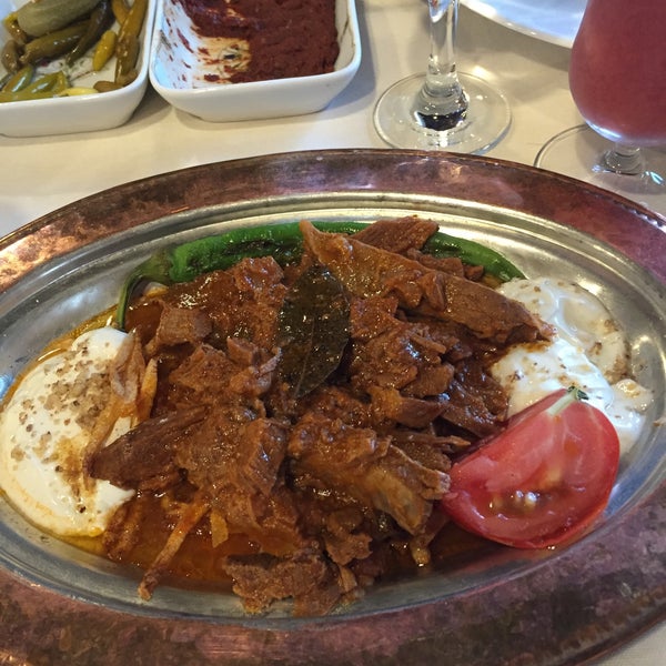 Das Foto wurde bei Bursa Evi İskender Restaurant von gülden am 7/30/2016 aufgenommen