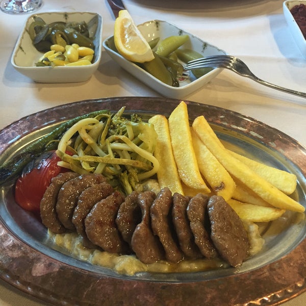 Das Foto wurde bei Bursa Evi İskender Restaurant von gülden am 5/19/2016 aufgenommen