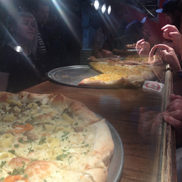 Снимок сделан в Dimo&#39;s Pizza пользователем Meaghan G. 5/18/2013