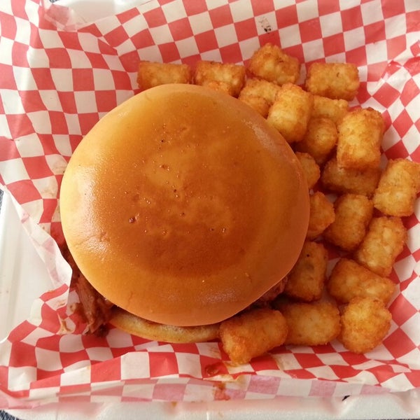 Foto scattata a Porky&#39;s Burgers &amp; More da Joshua G. il 5/29/2014