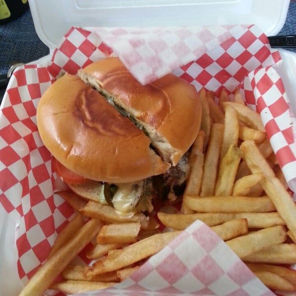 Foto diambil di Porky&#39;s Burgers &amp; More oleh Joshua G. pada 6/5/2014