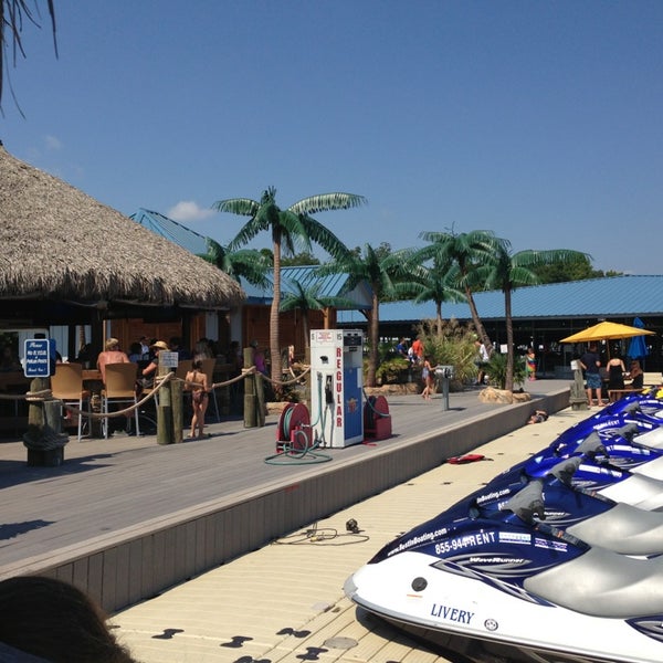 Foto diambil di Pelican Pete&#39;s Floating Bar &amp; Grill on Lake Lanier oleh Tom C. pada 9/7/2013