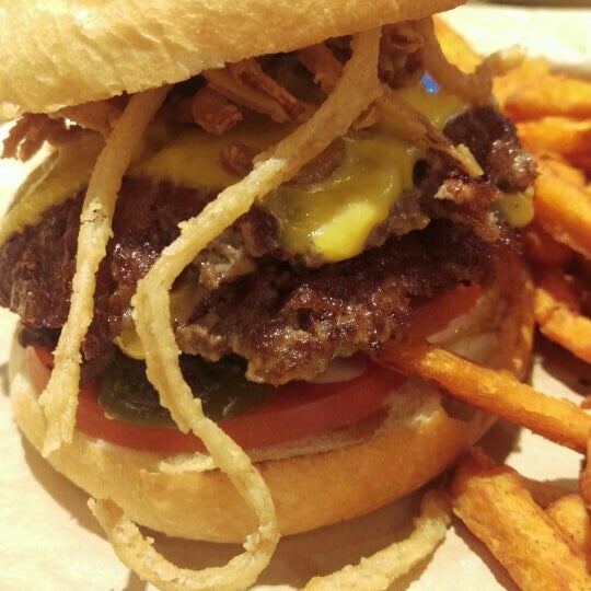 Foto tomada en MOOYAH Burgers, Fries &amp; Shakes  por Wendy C. el 8/23/2015