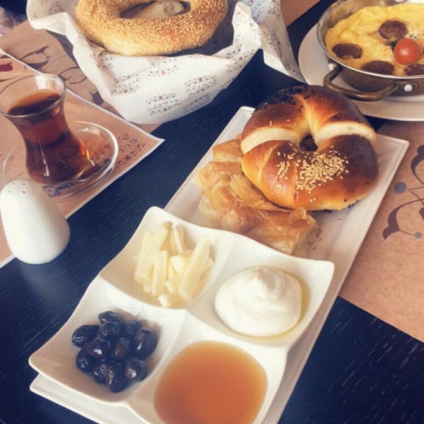 They hv the best pastries. Ashma, burek, and simit are all so good. I had Gülnar's Intercontinental Breakfast Labneh was so creamy & tasted like real Turkish labneh