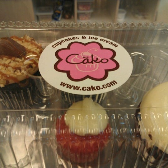 Photo prise au Cako Bakery &amp; Catering par Samantha P. le12/16/2012