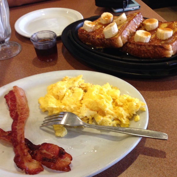 Photo taken at Denny&#39;s by Fredy G. on 5/24/2015