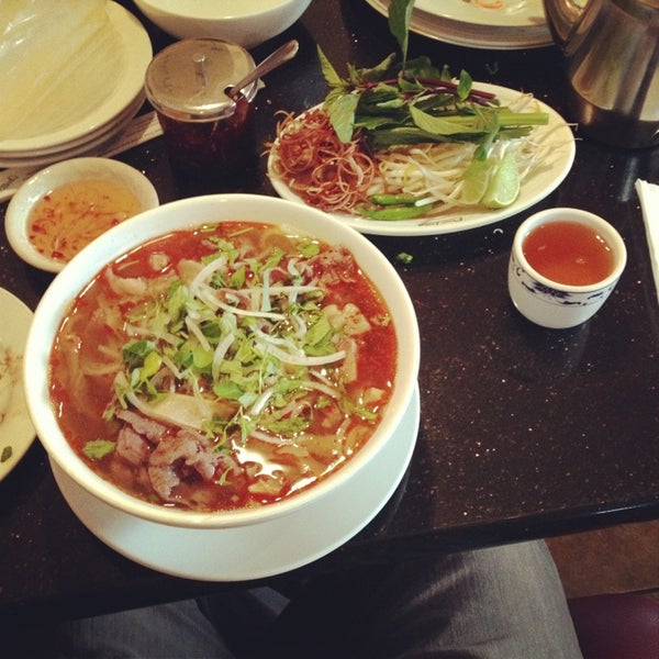 รูปภาพถ่ายที่ Pho Hoa Restaurant โดย James L. เมื่อ 3/23/2013