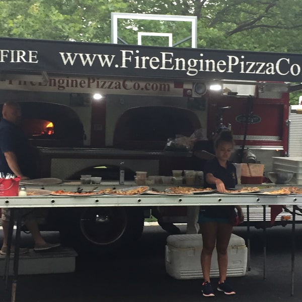 Foto tirada no(a) Fire Engine Pizza Company por Ryan R. em 7/9/2016