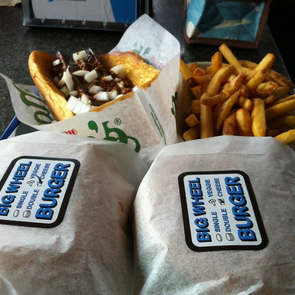 รูปภาพถ่ายที่ Big Wheel Burger โดย Lisa M. เมื่อ 12/24/2012