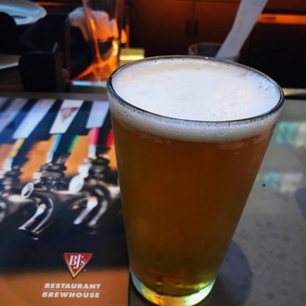 Photo taken at BJ&#39;s Restaurant &amp; Brewhouse by Anderson T. on 2/24/2017